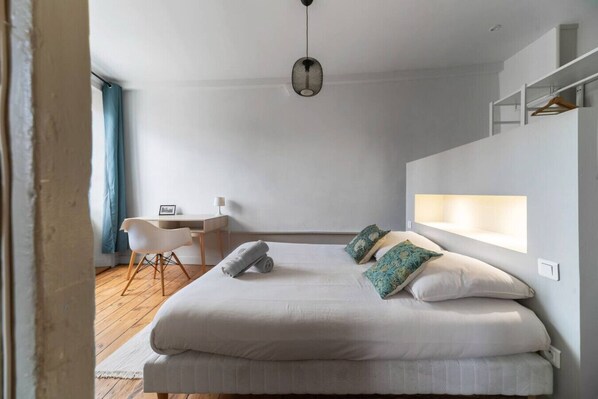 1 chambre, bureau, fer et planche à repasser, lit parapluie