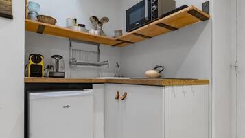 Een microgolfoven, een koffiezetapparaat/waterkoker