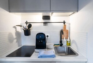 Kaffe-/temaskine, køkkentøj/tallerkener/redskaber, spisebord