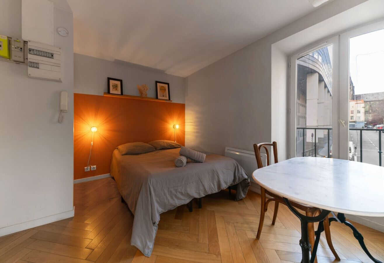 Een bureau, wifi, beddengoed