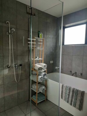 Haartrockner, Handtücher, Seife, Shampoo