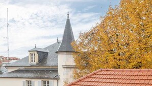 A building with a red-tiled roof, green shutters, and a balcony with a wrought iron railing. - Le Desroziers 312 - 31 avenue Victoria - Vichy (Vichy)