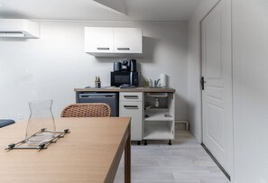 Frigorifero, microonde, macchina per tè/caffè, tostapane