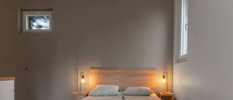 Tabla de planchar con plancha, wifi y ropa de cama