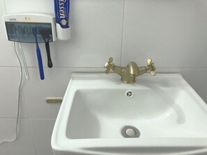 Douche, sèche-cheveux, serviettes fournies, savon