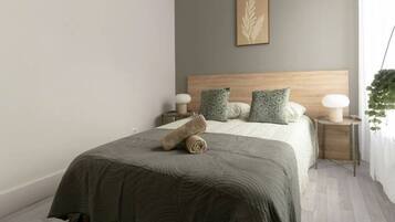 1 slaapkamer, een strijkplank/strijkijzer, wifi, beddengoed