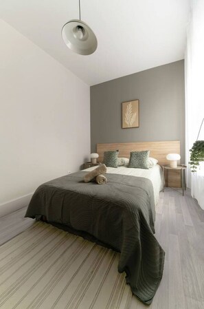 1 habitación, tabla de planchar con plancha, wifi y ropa de cama