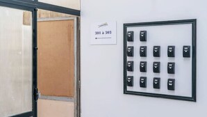 Un ascenseur avec une indication signalant les étages 301 à 303.