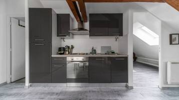 Geladeira, micro-ondas, cafeteira/chaleira, torradeira