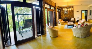 المنشأة من الداخل