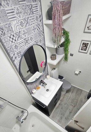 Secadora de cabello, toallas, jabón, papel de baño 