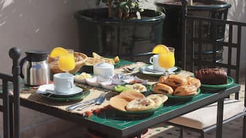 Desayuno completo gratuito y diario