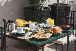 Tägliches inbegriffenes großes Frühstück