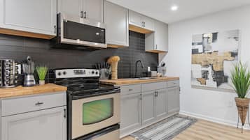 Frigorífico, microondas, horno y placa de cocina