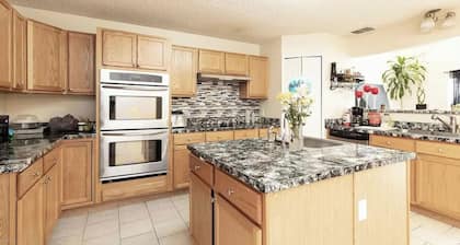 Charming 1-bedroom villa in Jacksonville with AC, working desk , WiFi