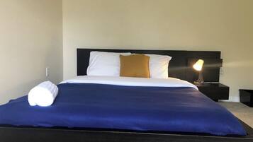 1 dormitorio, tabla de planchar con plancha, wifi y ropa de cama