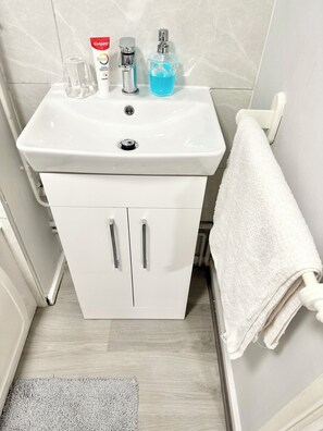 Bidet, towels, soap, toilet paper - Stylish Modern City Centre Flat, Family Sized with Balcony View and Free Parking (Edgbaston)