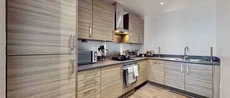 Réfrigérateur, micro-ondes, four, bouilloire électrique