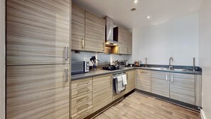 Refrigerador, microondas, horno y tetera eléctrica 