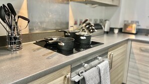 Geladeira, micro-ondas, fogão, chaleira elétrica