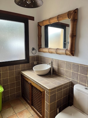 Ducha, secador de pelo, toallas y jabón