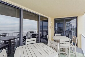 Outdoor dining - Beachfront Escape in Gulf Shores (Gulf Shores)