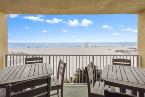 Outdoor dining - Beachfront Escape in Gulf Shores (Gulf Shores)