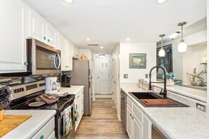 Private kitchen - Beachfront Escape in Gulf Shores (Gulf Shores)