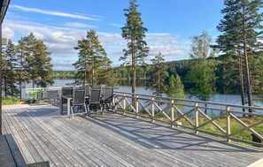Outdoor dining - Amazing home in årjäng with lake view (Årjäng)