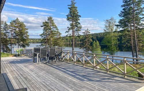 Amazing home in årjäng with lake view
