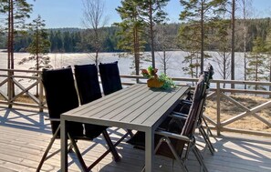 Outdoor dining - Amazing home in årjäng with lake view (Årjäng)
