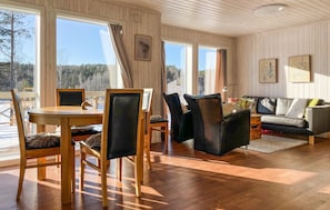 TV - Amazing home in årjäng with lake view (Årjäng)