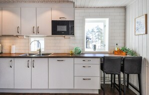 Fridge, microwave, dishwasher, coffee/tea maker - Amazing home in årjäng with lake view (Årjäng)