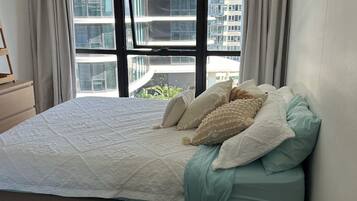 2 habitaciones, tabla de planchar con plancha y ropa de cama