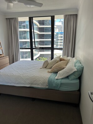 2 habitaciones, tabla de planchar con plancha y ropa de cama 