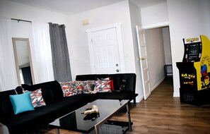 TĂ©lĂ©viseur connectĂ©, jeux vidĂ©o, livres, Ă©cran dâordinateur