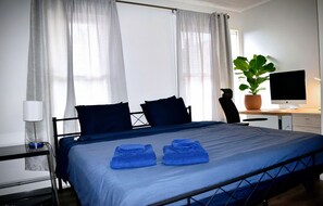 2 chambres, bureau, fer et planche à repasser, lit de bébé portatif