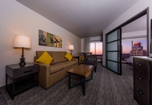 Smart TV - Spacious 1bdrm suite in Gaslamp Qtr, SanD; walk to conv ctr, museums (San Diego)