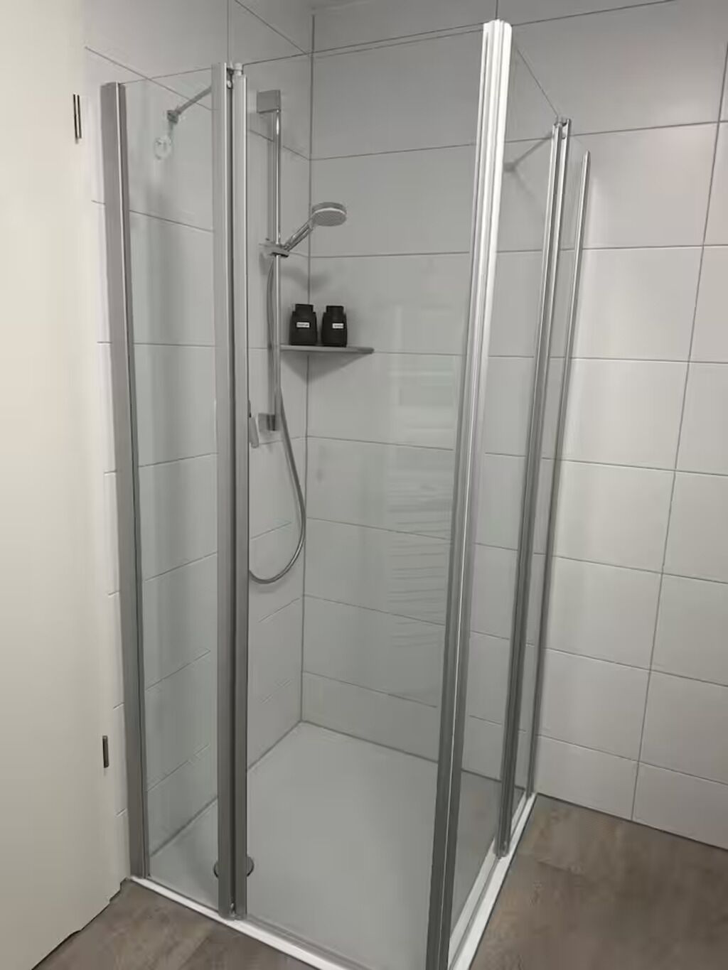 Haartrockner, Handtücher, Seife, Toilettenpapier