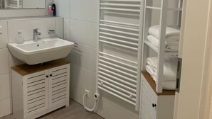ヘアドライヤー、タオル、石鹸、トイレットペーパー