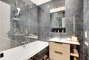 Dusche, Haartrockner, Handtücher, Seife