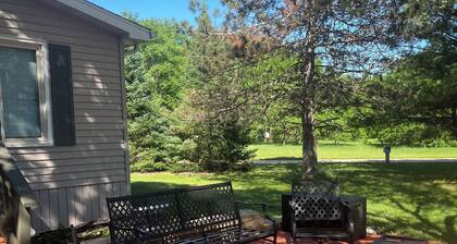 Peaceful 3-bedroom cottage on private Grass Lake.