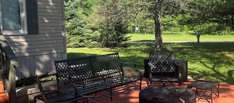 Peaceful 3-bedroom cottage on private Grass Lake.