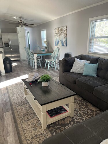 Peaceful 3-bedroom cottage on private Grass Lake.