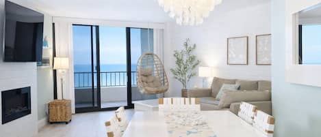 Smart TV, chimenea y libros