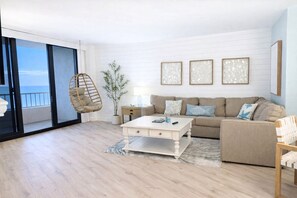 Smart TV, lareira, livros