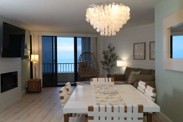 スマートテレビ、暖炉、書庫