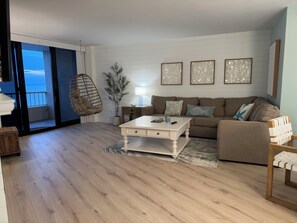 スマートテレビ、暖炉、書庫