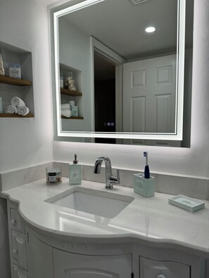 Regadera, secadora de cabello, toallas, jabón 