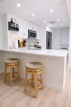 Geladeira, micro-ondas, fogão, cooktop